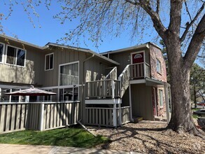 Building Photo - MOVE-IN READY!! 2 bed 2 bath Lakewood Condo