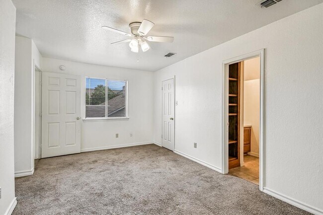 Building Photo - 803 Valley View Dr