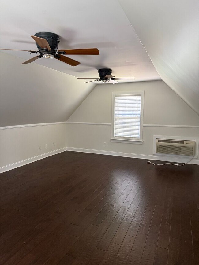 Building Photo - 209 Pineridge Dr