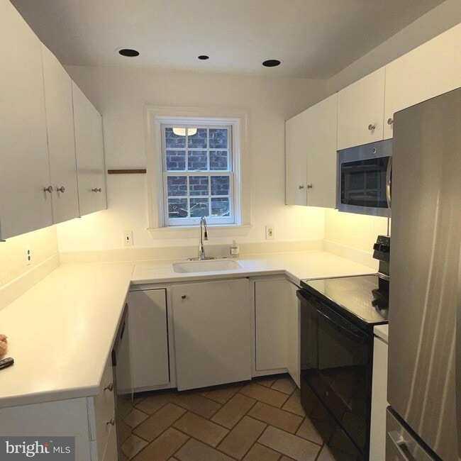 Building Photo - 3121 Quebec Pl NW