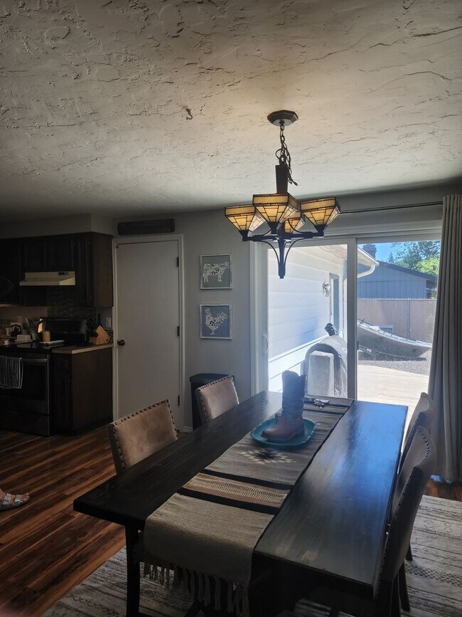 Building Photo - Pet Friendly, Single-Level, Attractively Updated Home in NE Newberg