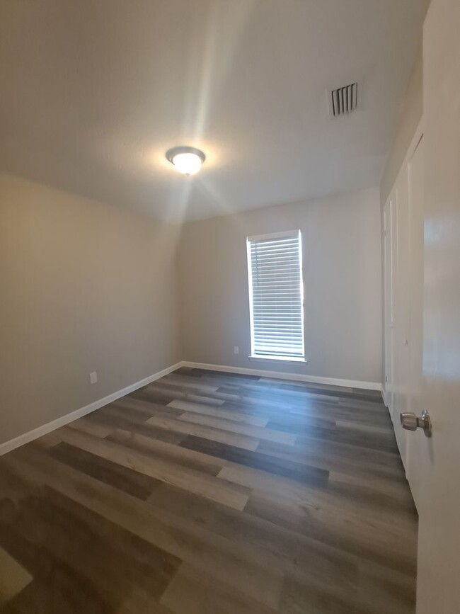 Building Photo - Move In Ready! 3 Bedrooms, 2 Bathrooms, 2 ...