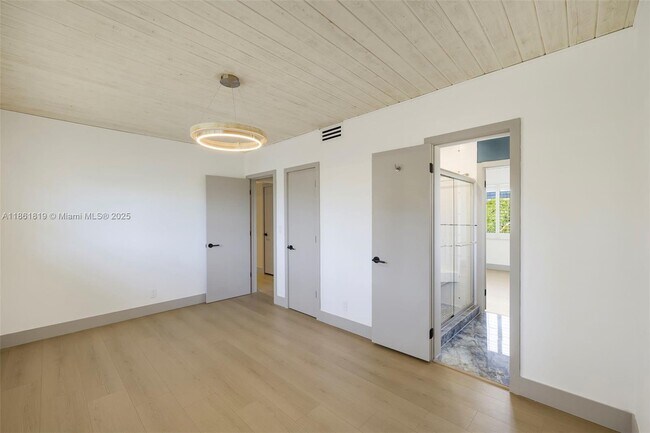 Building Photo - 3180 N Bay Rd