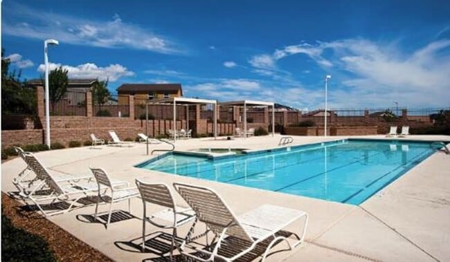 Building Photo - Beautiful Home in Gated Community w/pool