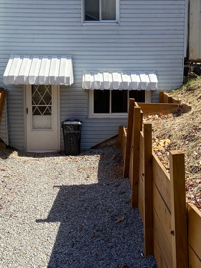 Building Photo - 742 Pony Farm Road