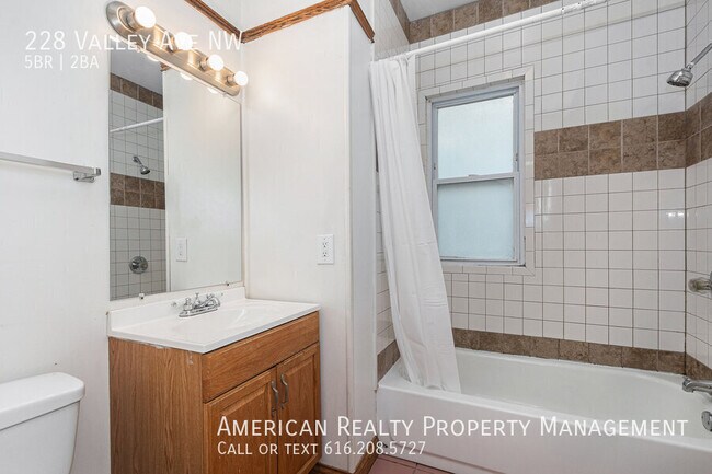 Building Photo - 228 Valley Ave NW