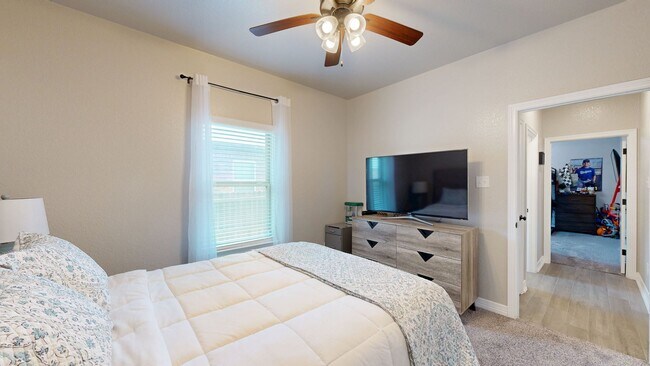 Building Photo - SOLAR PANEL 4 BEDROOM HOME  IN HERITAGE OAKS!