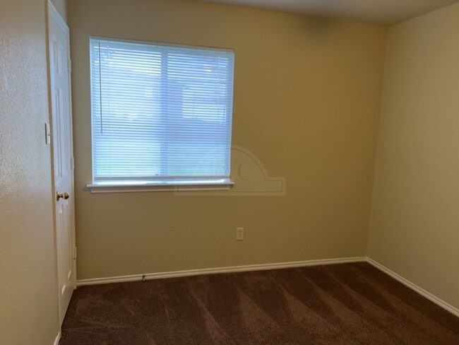 Building Photo - 1201 Fox Creek Dr