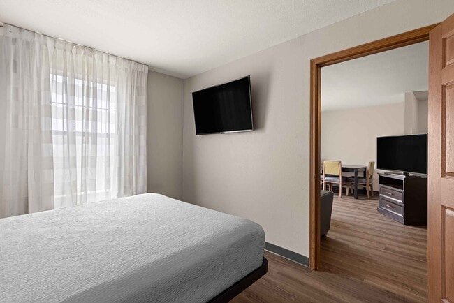 Building Photo - Furnished Studio-Fenton