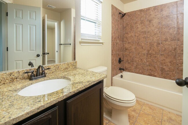 Building Photo - AVAILABLE NOW! GORGEOUS 3 BEDROOM DUPLEX LOCATED IN BUDA, TEXAS!