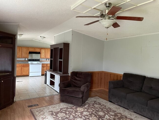 Building Photo - Country living with spacious front and backyard - 3 beds/ 2bath available now