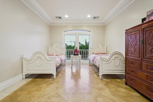 Building Photo - 5344 Leghorn Ave