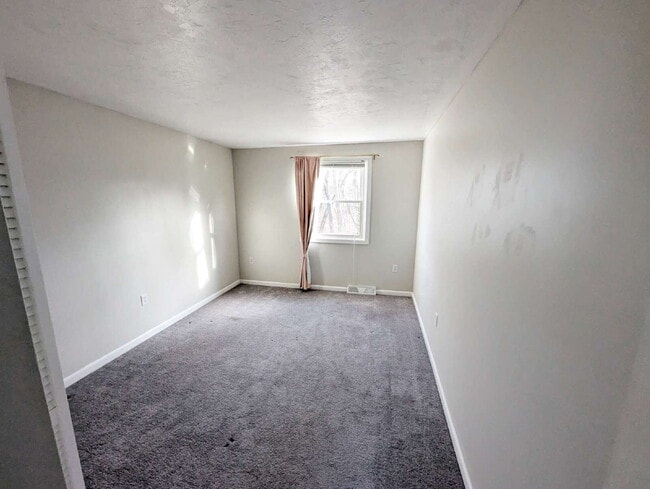 Building Photo - Stunning 2BR Townhome with Private Deck