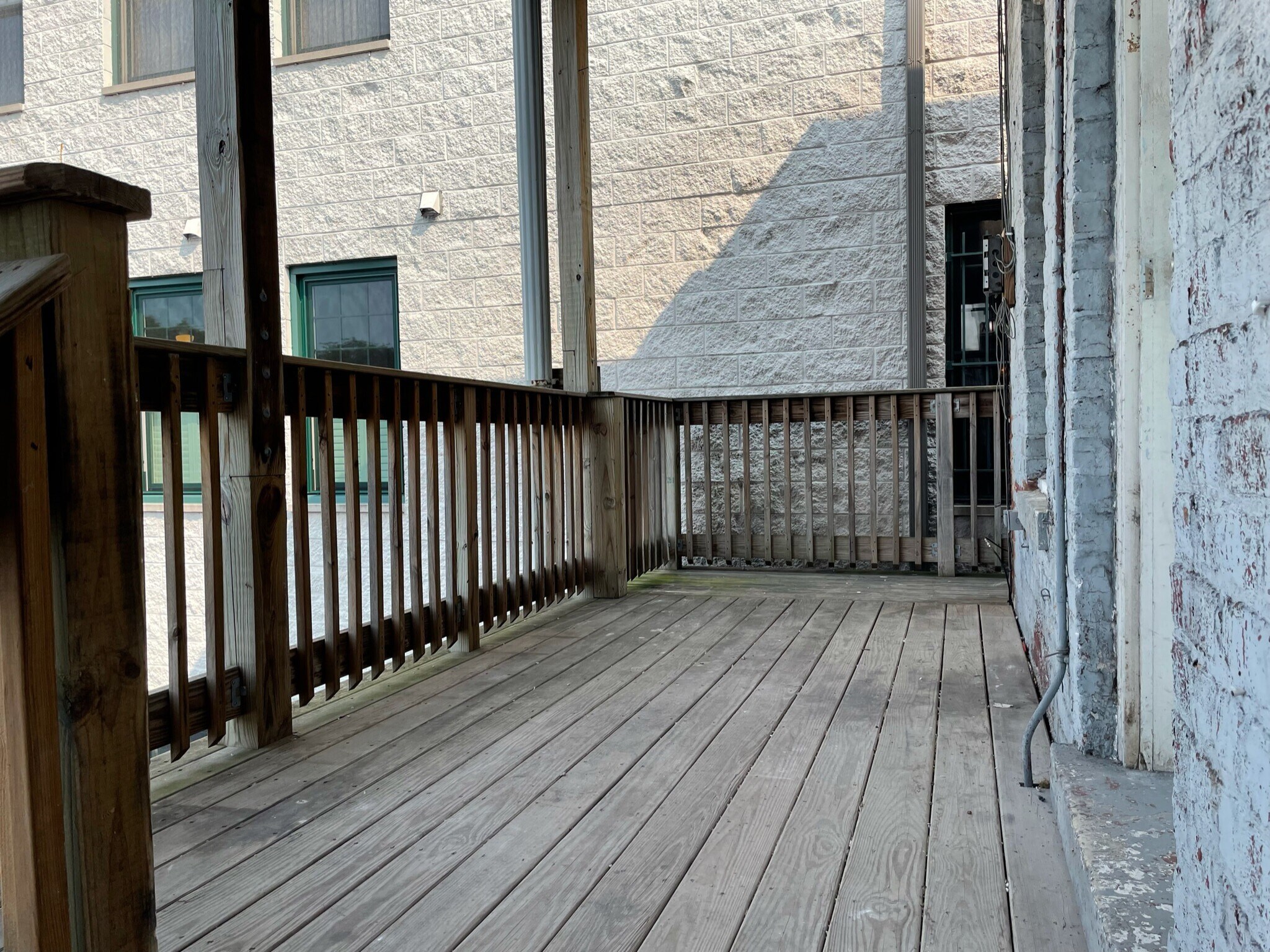 Building Photo - 2677 N Lincoln Ave