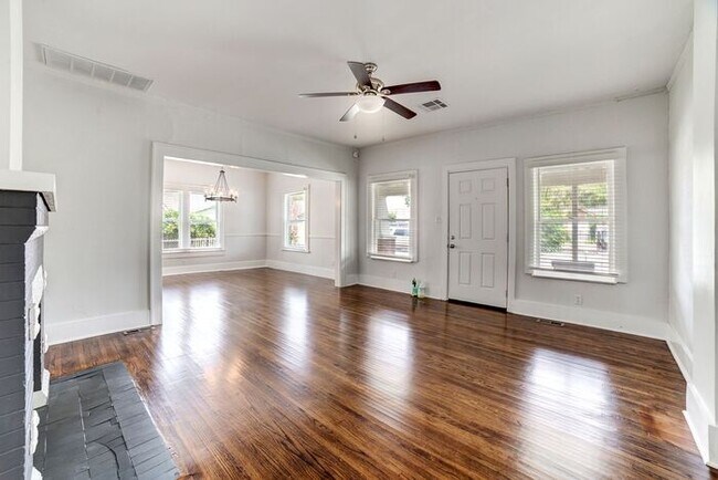 Building Photo - Charming 3/1 Near TU! Make this your new home!