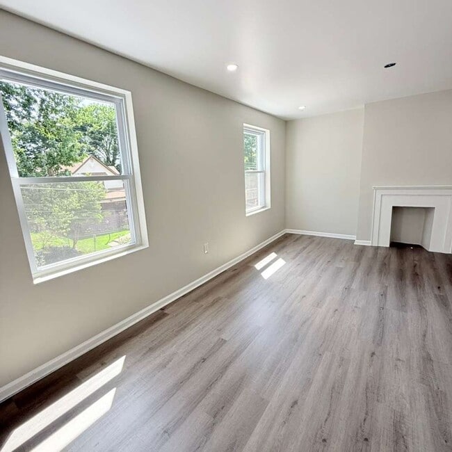 Building Photo - 2021 Hampton Ave