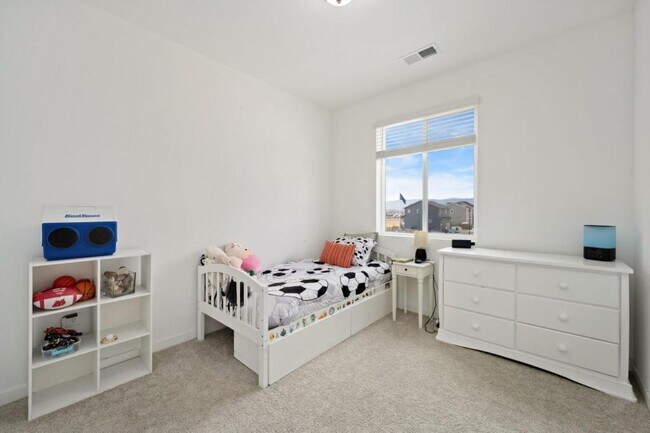 Building Photo - 748 Silver Maple Ln