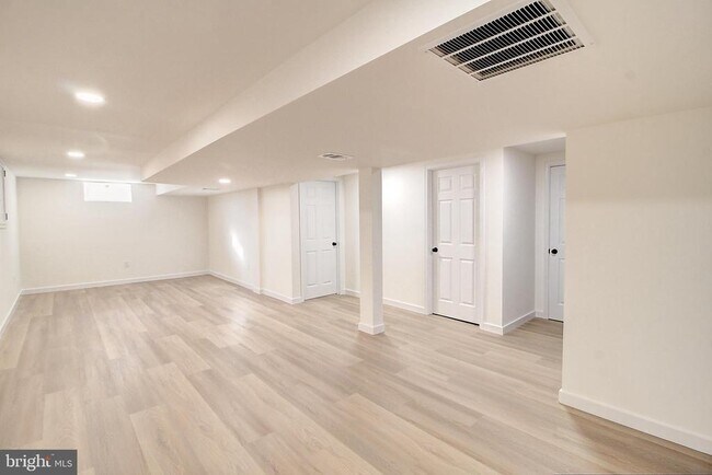 Building Photo - 915 Shawnee Dr