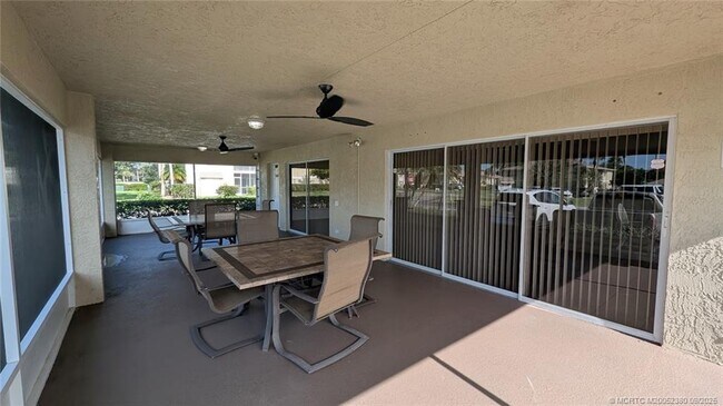 Building Photo - 1563 SE Royal Green Cir