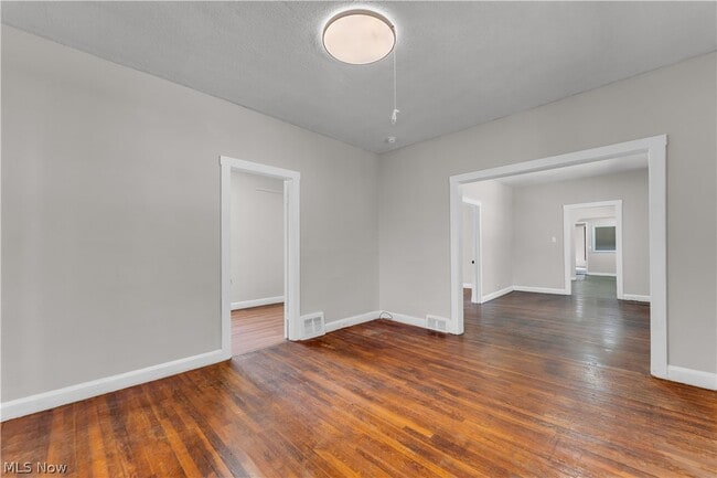 Building Photo - 2150 Glenridge Rd