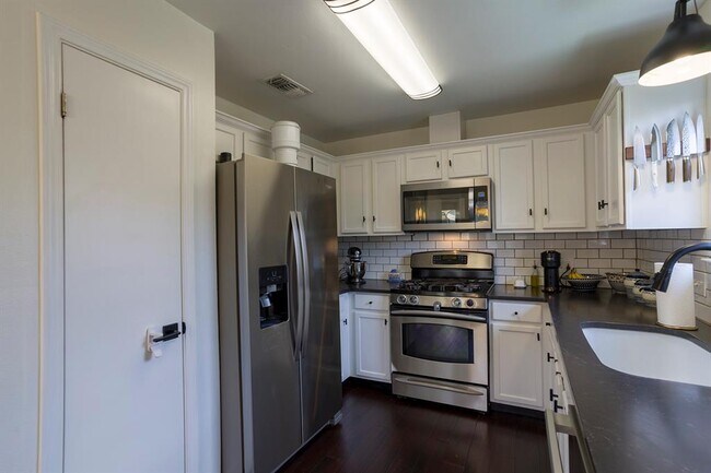 Building Photo - 906 Iris Dr