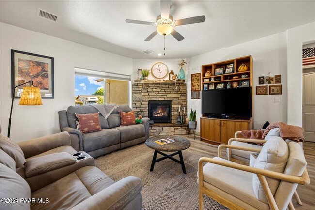 Building Photo - 7275 E Grandview Dr