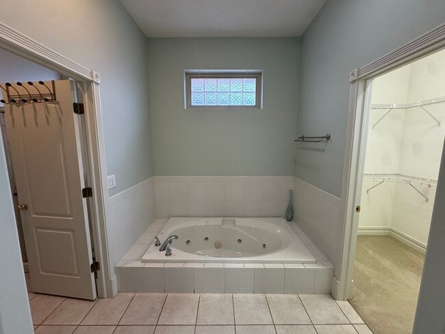 Building Photo - Stunning 3 BR 2 Bath Home!