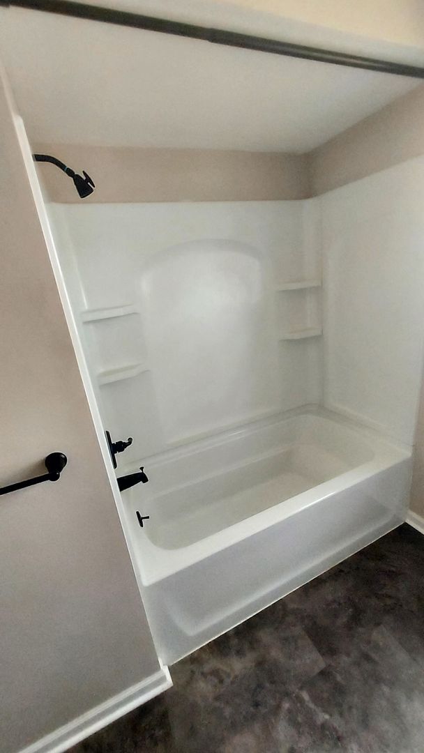 Building Photo - 2 Bedroom 1 Bath 1025 Sqft Home Minutes to...