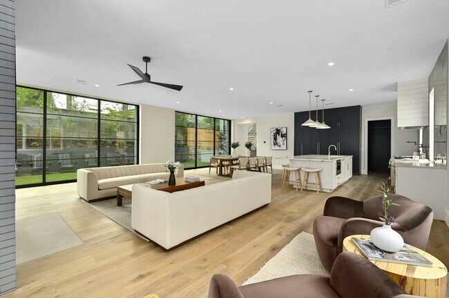 Building Photo - 2400 Bridle Path