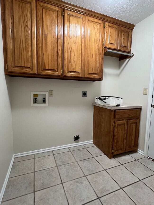Building Photo - 4010 SE Camelot Dr