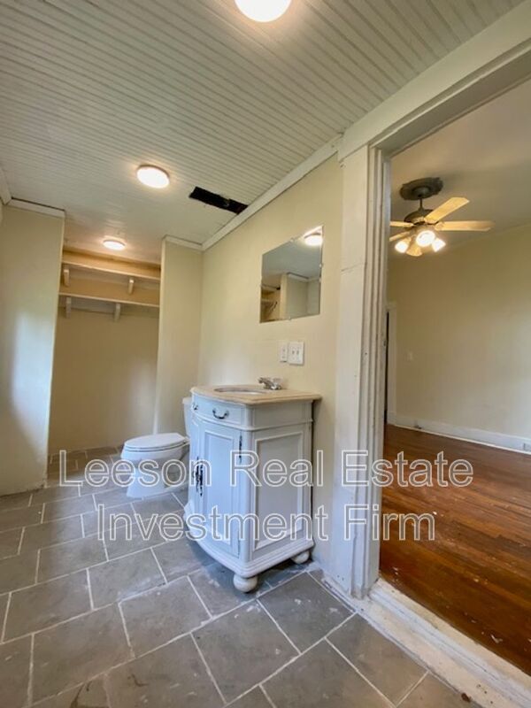 Building Photo - 548 Dalzell St