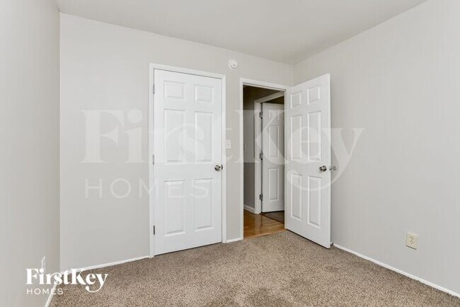 Building Photo - 323 Turfwood Dr