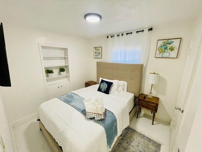 Building Photo - 5537 SW 6th St