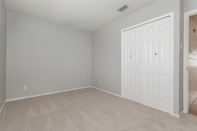 Building Photo - 2121 Travis Dr