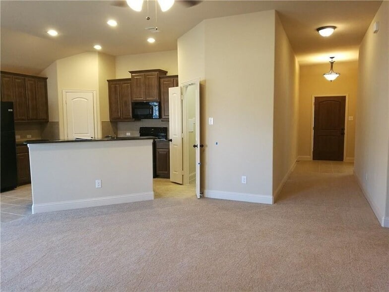 Building Photo - 638 Teakwood Dr