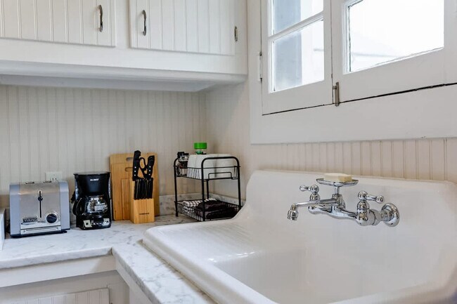 Building Photo - 916 Howard St