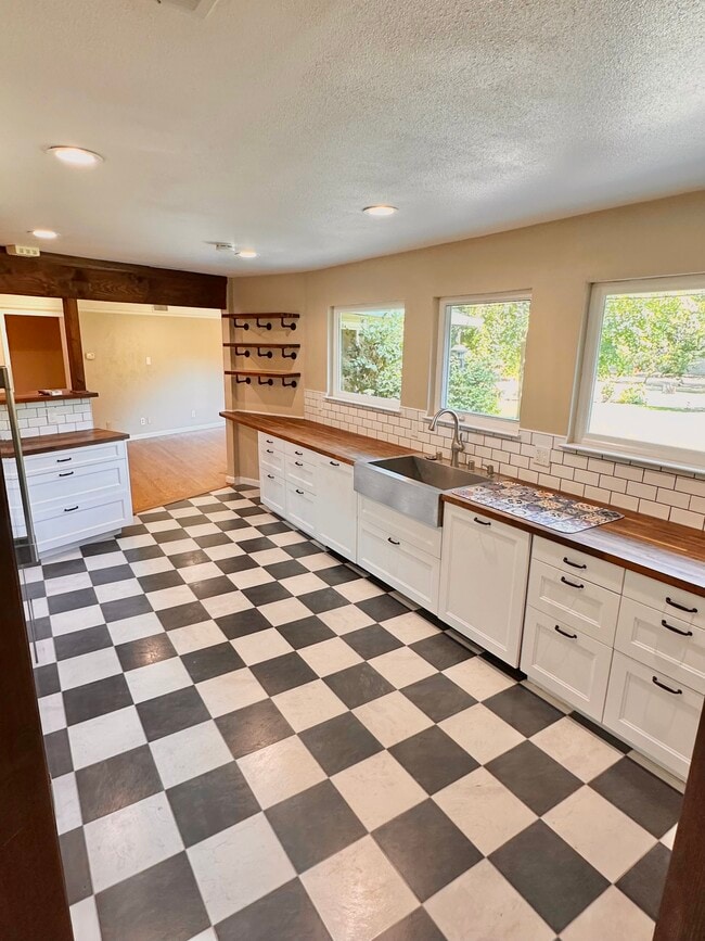 Building Photo - 991 Piedmont Dr