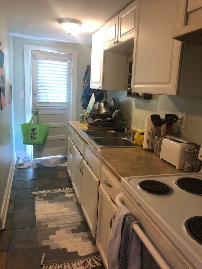 Building Photo - Charming 2 Bed/ 1 Bath upstairs Apartment ...