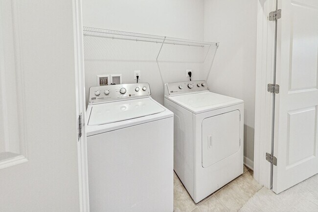 Building Photo - Contemporary 4 bedroom, 3.5 bath Open Concept Townhome!