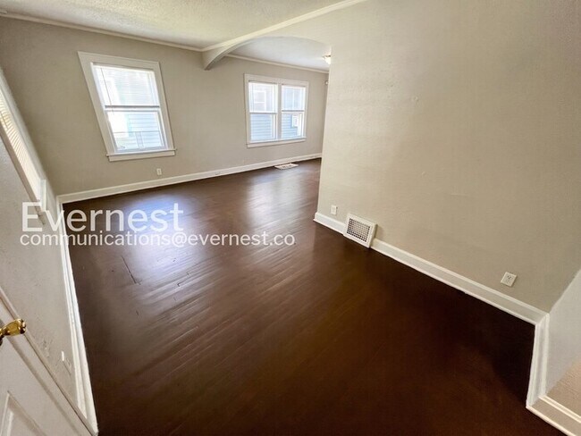 Building Photo - 3 Bed/1 Bath Home with Fenced Yard / Pet-Friendly / Vouchers Accepted / Coming Soon!