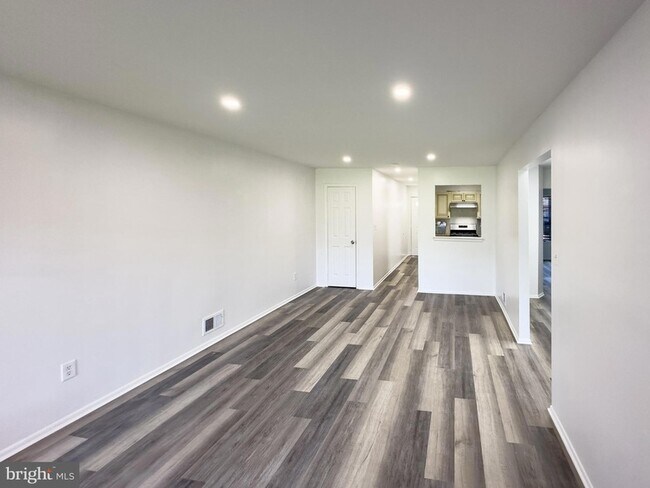 Building Photo - 303 Dove Ct