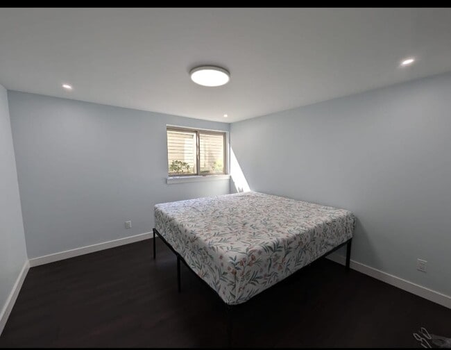 Building Photo - 4727 W Lake Sammamish Pkwy SE