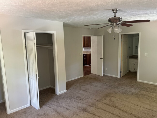 Building Photo - Room in House on Willowbrook Dr