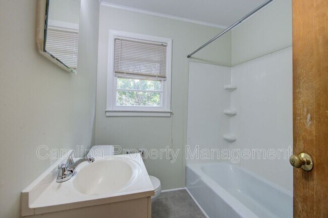 Building Photo - 607 W 19th Ave