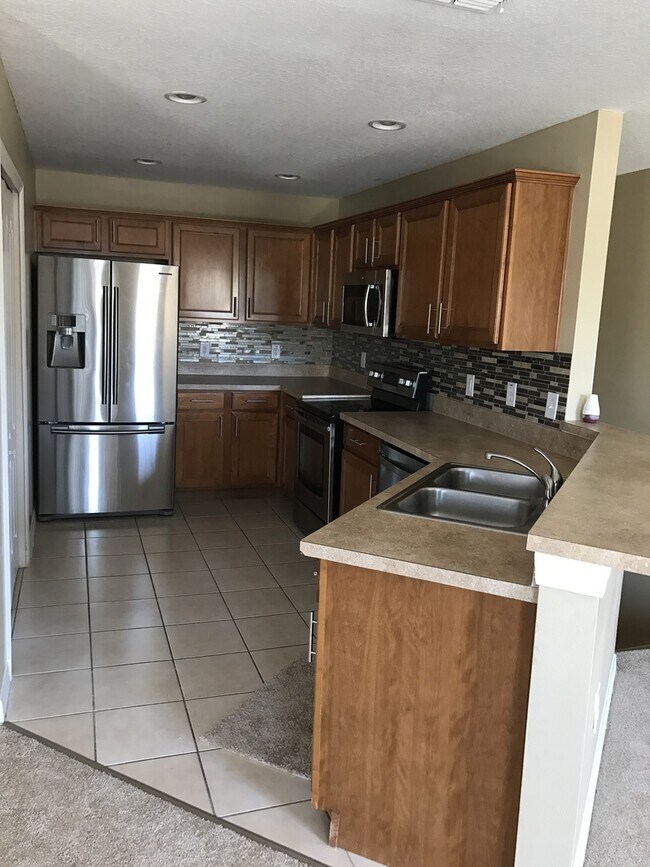 Building Photo - Great 2 Bedroom 2 Bath Home located in the...