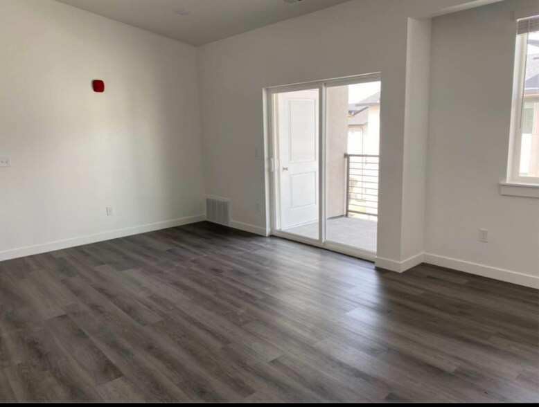 Building Photo - 462 W 40 S