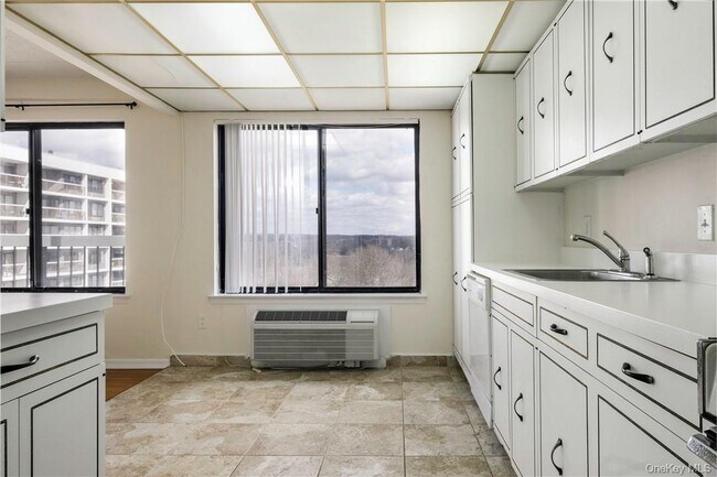 Building Photo - 400 High Point Dr