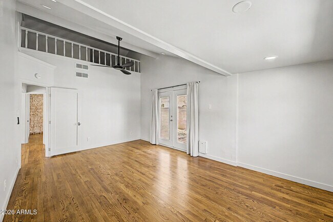 Building Photo - 521 W Mariposa St