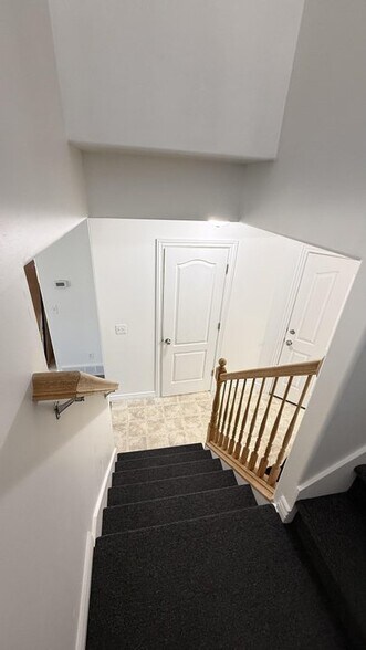 Building Photo - 3334 Lower Newark Way