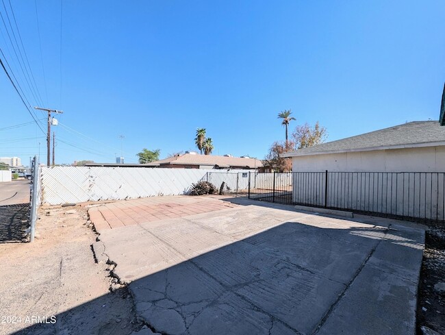 Building Photo - 1314 W Whitton Ave